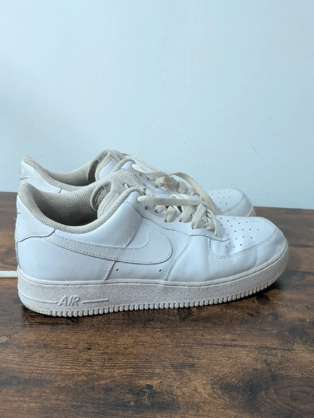 Nike Men's Low-Top Sneakers in White with Beige Accents
